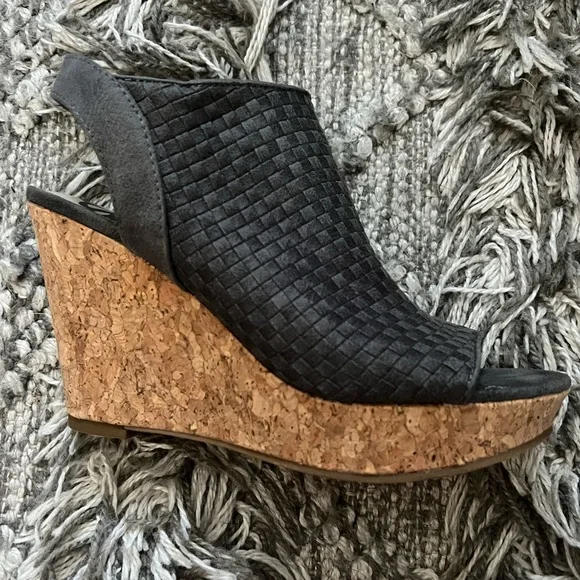 Excellent condition Fergicious “Rasta” wedge. Size 6.5 - Picture 3 of 6